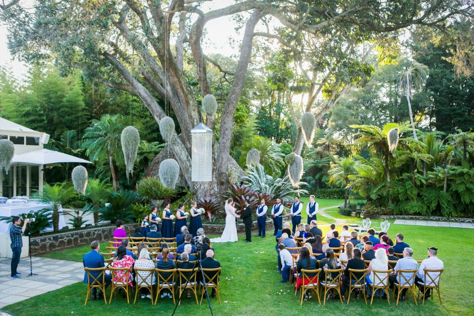 Pexels - Photo d'illustration - mariage laïque en plein air qui inclut des rituels, discours et musique.