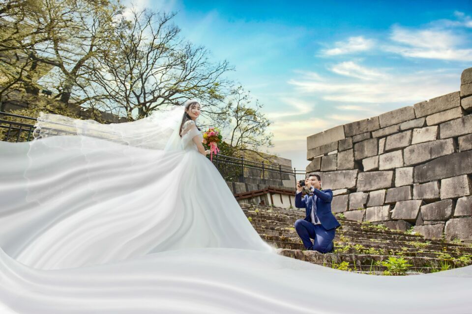 Pexels - Photo d'illustration - le photographe de mariage est un professionnel en photographie événementielle.