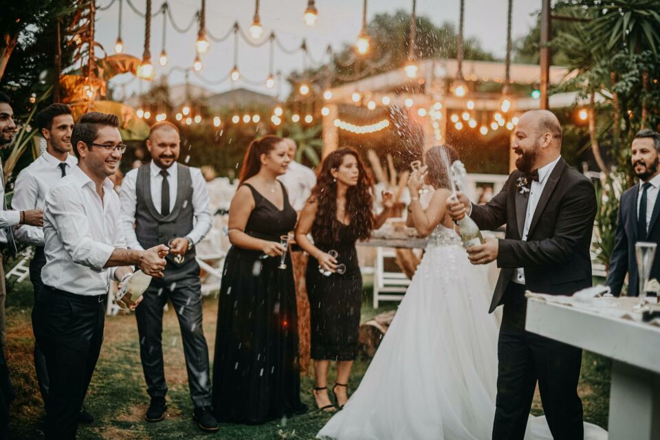 Pexels - Photo d'illustration - Festif par définition, un mariage peut l'être encore davantage lorsqu'il se déroule pendant les fêtes.