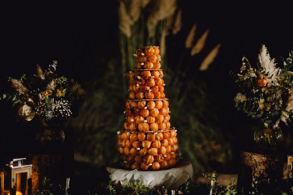 Adobe Stock - Photo d'illustration - La pièce montée, un met qui plaît autant aux yeux qu'au palais. Une pâtisserie phare dans les repas de mariage, choisie avec le plus grand soin par les mariés et censée éblouir les invités.