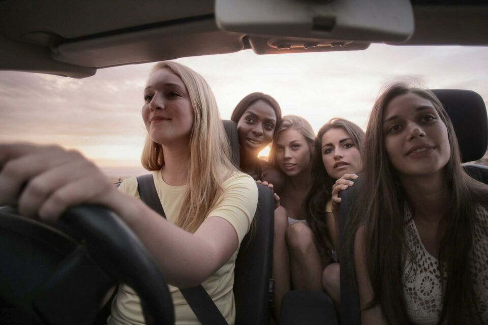Pexels - Photo d'illustration - L'enterrement de vie de célibataire est une tradition, un rituel ou une coutume que les futurs mariés et leurs amis organisent avec joie ! Partir et célébrer les derniers moments de célibat en étant bien entouré, c'est aussi le choix de la destination qui occupe les pensées des futurs mariés.