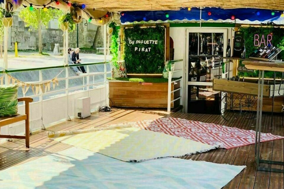 ABC Salles - La Guinguette Pirate possède une capacité d'accueil de 200 personnes et offre un espace à la fois chic et spacieux pour accueillir l'ensemble de vos collaborateurs ou partenaires.