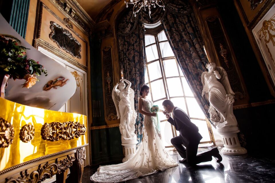 Pexels - Photo d'illustation - Beaucoup de jeunes femmes ont été influencées par les mariages royaux ou princiers. On parle surtout de la tenue de la mariée. Des robes somptueuses, faites avec des tissus rares et délicats.