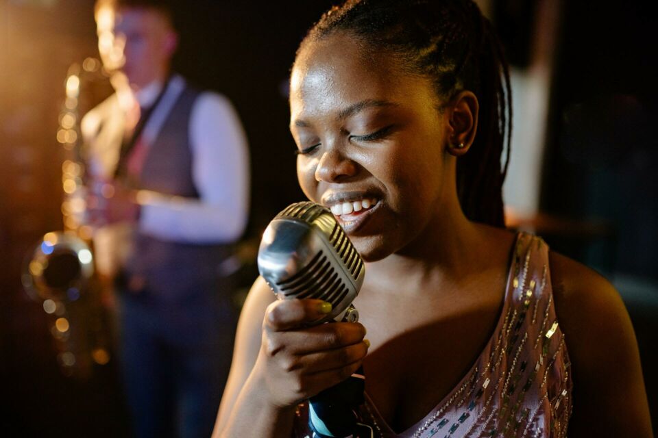 Pexels - Photo d'illustration - Le gospel représente plus qu'un chant dans les cérémonies de mariages évangéliques. Cette musique célèbre avec émotion et spiritualité l'union de deux âmes.