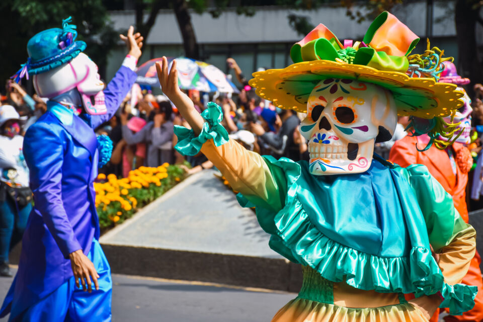 Adobe Stock - Photo d'illustration - A travers le monde, diverses cultures adoptent des rituels qui célèbrent la vie plutôt que la seule commémoration de la mort.
