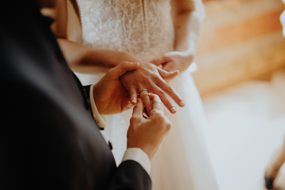 Adobe Stock - Photo d'illustration - Les alliances ont traversé les époques. Cette manière de montrer son attachement en matérialisant visuellement son amour a évolué à travers le temps. Du choix du matériau, à la manière de porter les anneaux, il y a différentes façons de dire