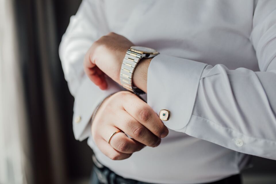 Pixabay - Photo d'illustration - Le marié, ému et élégant, enfile sa chemise de mariage, symbole du nouveau chapitre de sa vie qui commence aujourd'hui.