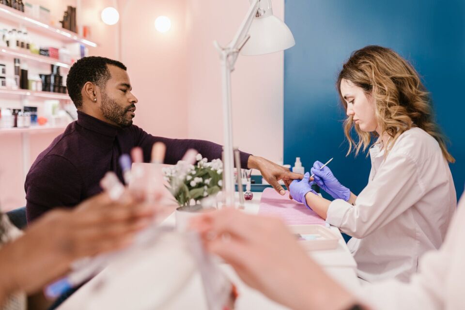 Pexels - Photo d'illustration - Monsieur aussi a droit d'être le roi le jour de son mariage ! Et pour ce faire, rien de tel qu'un bon programme chargé de soins qui le sublimeront devant sa belle et les convives le jour où il dira 