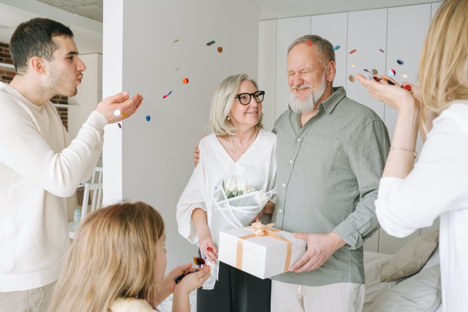 Pexels - Photo d'illustration - Ce couple fête son anniversaire de 49 ans de mariage, entouré de leurs enfants et petits-enfants. Il rayonne de bonheur, célébrant une vie d'amour et de souvenirs partagés.