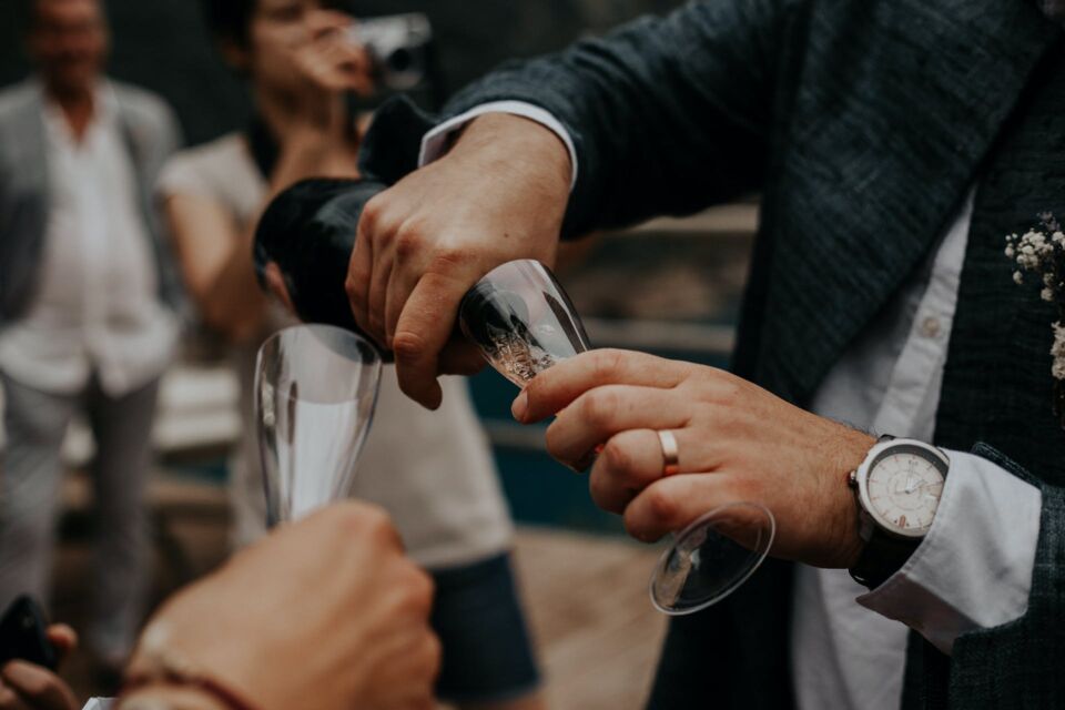Pexels - Photo d'illustration - Entre tradition et modernité, le vin d'honneur continue de séduire et d'enchanter les mariages d'aujourd'hui. Eclats de rire et verres portés : il est ce moment magique qui précède les festivités nuptiales.