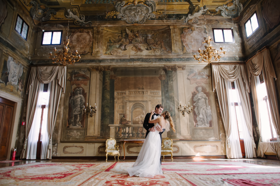Adobe Stock - Photo d'illustration - Des cavernes préhistoriques aux cathédrales gothiques, l'évolution de l'union matrimoniale réserve bien des secrets.