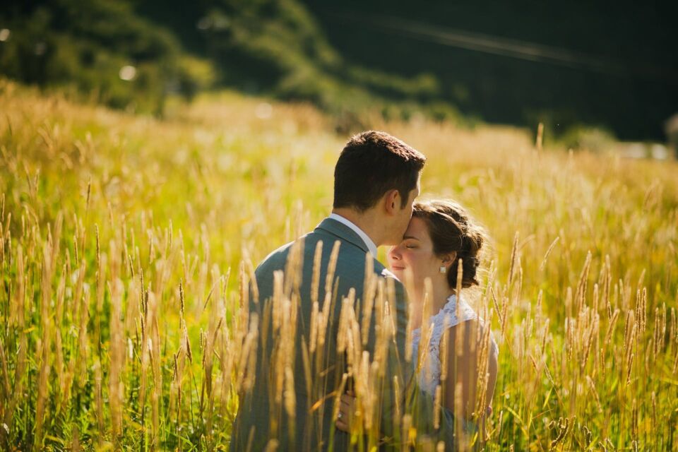 Pexels - Photo d'illustration - L'union symbolique de deux âmes, célébrée par l'intimité d'un mariage spirituel. La nature, témoin silencieux d'un rassemblement où l'amour et la spiritualité se rencontrent.