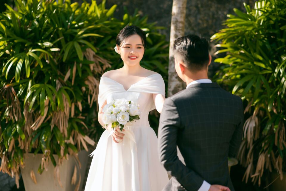 Pexels - Photo d'illustration - Dans un moment d'émotion pure, les mariés se regardent, oubliant tout le reste, savourant la beauté de cet instant unique, un first look chargé d'amour et de promesses.