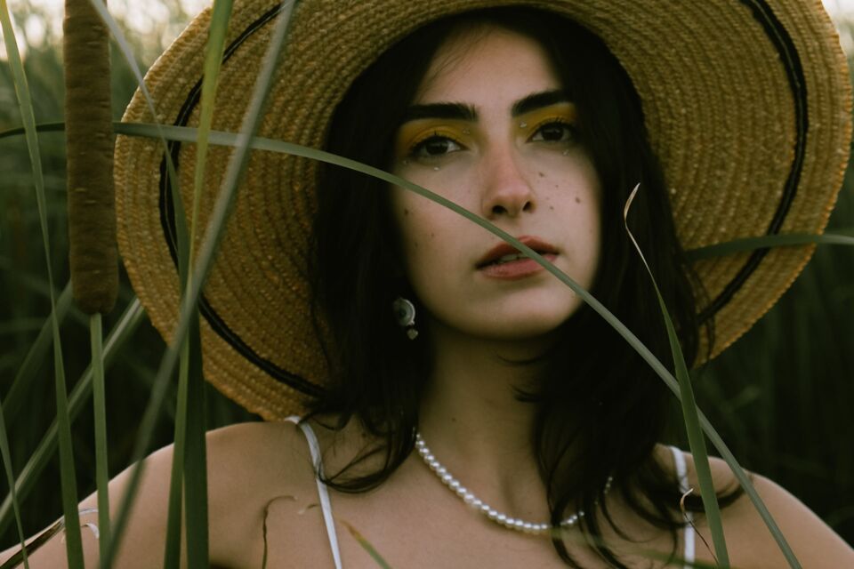 Pexels - Photo d'illustration -&nbsp;Entre les bleus et les verts d'un champ de lin, une fileuse prépare sa récolte, la promesse d'un futur filage invisible à l'œil mais ancré dans la tradition et le savoir-faire ancestral.