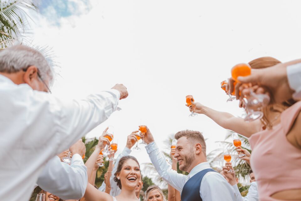 Freepik - Photo illustration - Sous un ciel radieux, les mariés rayonnent de bonheur, entourés d'invités souriants, partageant des moments complices lors du vin d'honneur, une parenthèse enchantée dans cette journée mémorable.