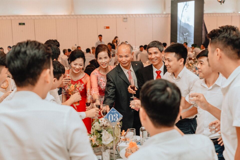 Pexels - Photo d'illustration - Des instants gourmands, des animations réussies et des sourires radieux s'entremêlent lors de ce vin d'honneur, où chaque bouchée est une célébration de l'amour et de la joie partagée.