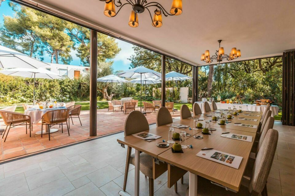 ABC Salles - Situé à seulement 15 km de l'aéroport de Nice, la Bastide du Cantemerle offre un cadre privé exceptionnel pour vos brunch, fêtes d’anniversaires et enterrements de vie de célibataire.