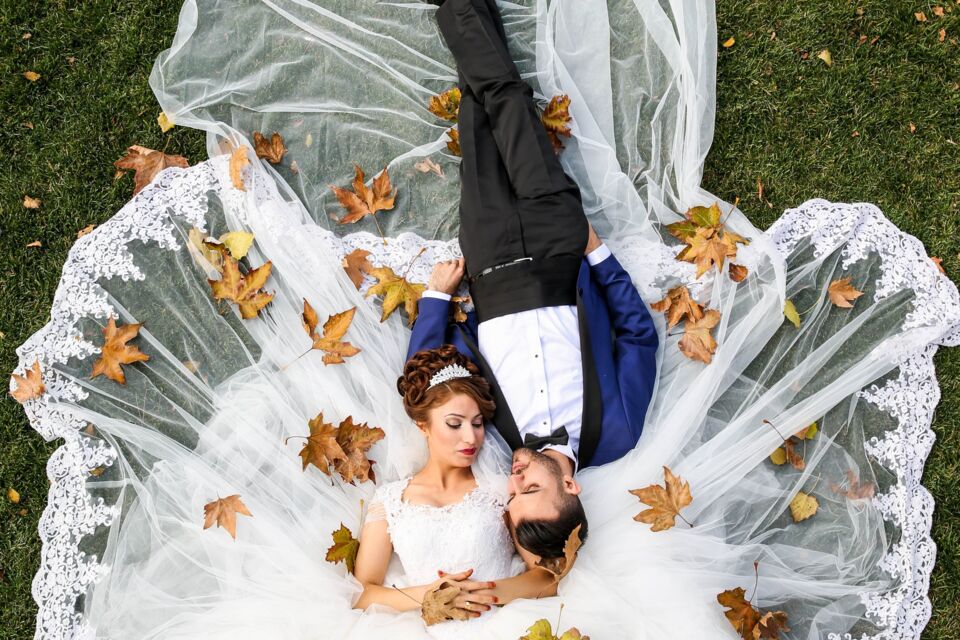 Pexels - Photo illustration - De la neige en hiver, de jolies fleurs colorées au printemps, du sable fin en été ou des feuilles orangées en automne : toutes les saisons sont idéales pour célébrer un mariage.