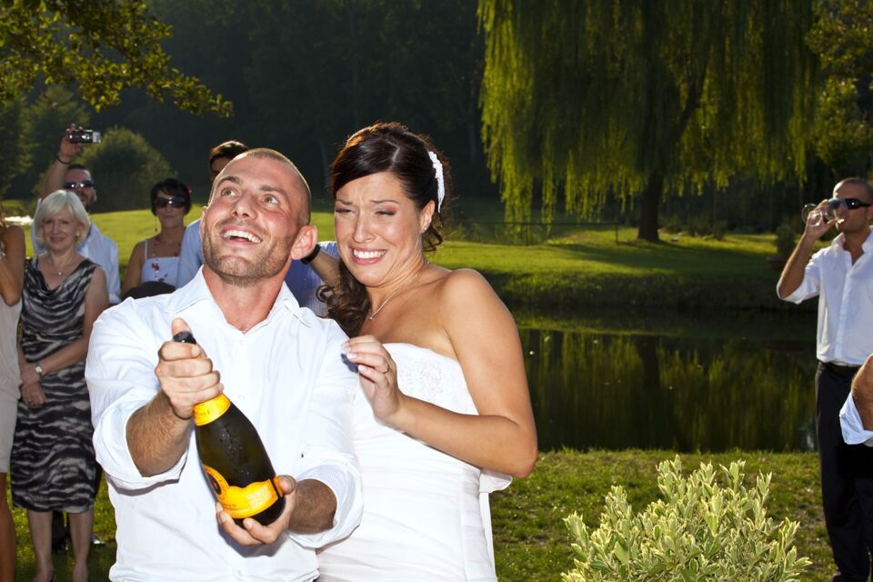Pexels - Photo d'illustration - Couple ouvrant sa bouteille de vin scellée lors de son mariage. Il symbolise le déblocage de souvenirs précieux et la célébration de l'amour partagé.