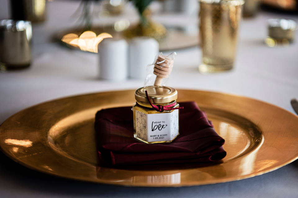 Pexels - Photo d'illustration - Joliment posé sur une table de mariage élégamment dressée, un magnifique pot de miel repose sur une assiette, symbolisant la douceur et l'harmonie qui caractériseront la vie conjugale du couple.