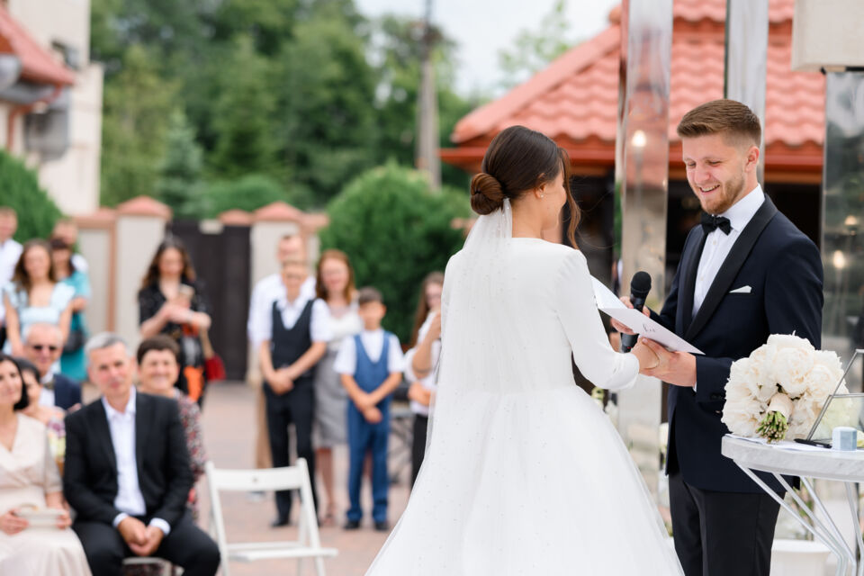 Freepik - Photo d’illustration - Dans un moment d'une tendre intensité, le marié échange ses vœux avec sa bien-aimée, la regardant droit dans les yeux, scellant ainsi leur amour d'un engagement sincère et profond.