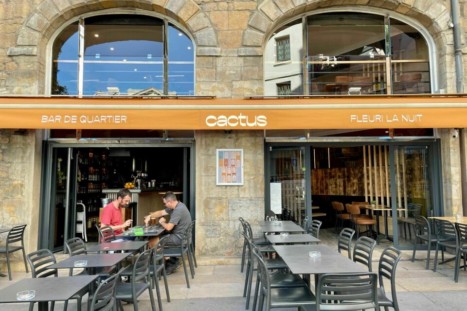 ABC Salles - Plongez dans l'ambiance animée et piquante du Cactus Bar, une oasis urbaine où les saveurs exotiques rencontrent une atmosphère décontractée.