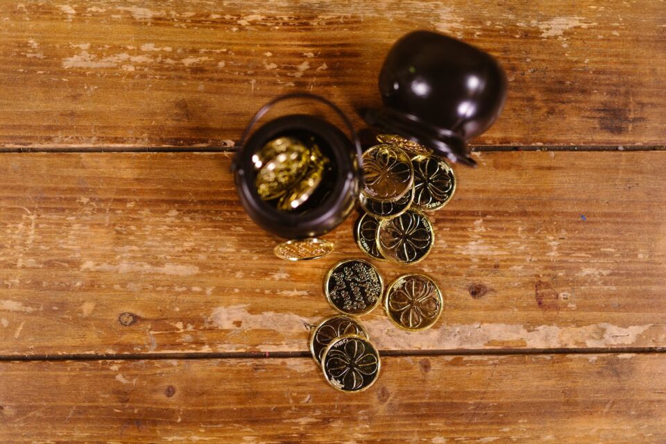Pexels - Photo d'illustration - Un rituel de mariage espagnol veut que les mariés se partagent solennellement 13 pièces d'or lors de leur cérémonie, symbolisant l'engagement, la prospérité et l'unité.
