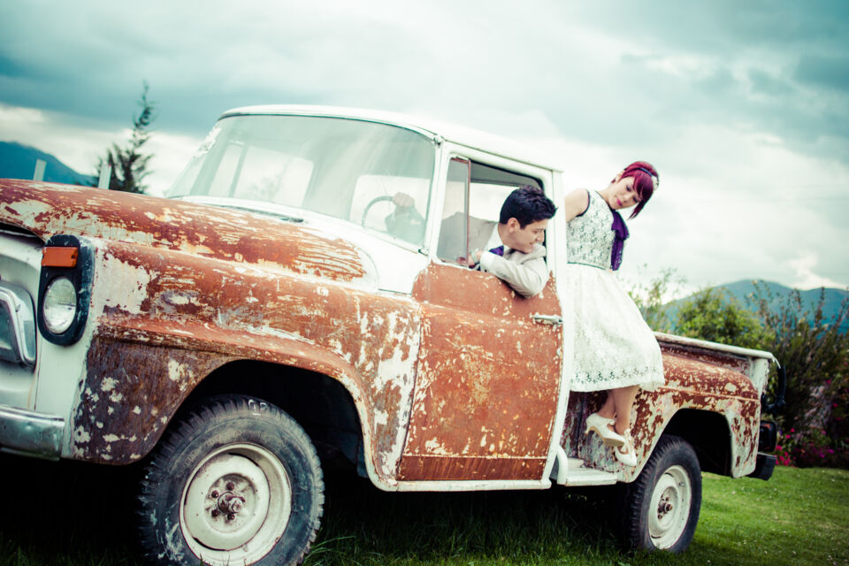 Adobe Stock - Photo d’illustration - Pour les mariés originaux, l'évasion devient une aventure avec des locomotions insolites telles que la trottinette électrique, le tricycle rétro, le tandem romantique, et même le charme ludique d'un camion de pompier, ajoutant une dose d'originalité à leur journée spéciale.
