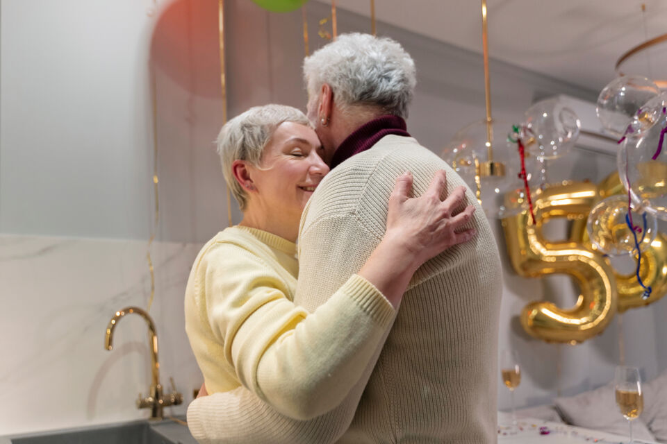 Freepik - Photo d’illustration - Un couple vibrant d'amour célèbre ses 56 ans de mariage, les noces de buis. Leur union, solide comme le buis, résiste au temps avec une grâce éternelle.