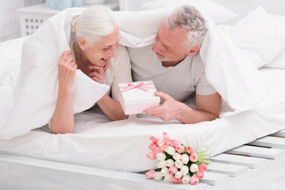 Freepik - Photo d'illustration - Un couple radieux célèbre ses 59 ans de mariage, aussi appelés noces de vison.