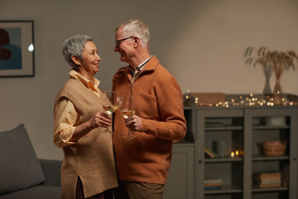 Pexels - Photo d'illustration - Un couple célébrant ses noces d'astrakan, soit 64 ans de mariage.