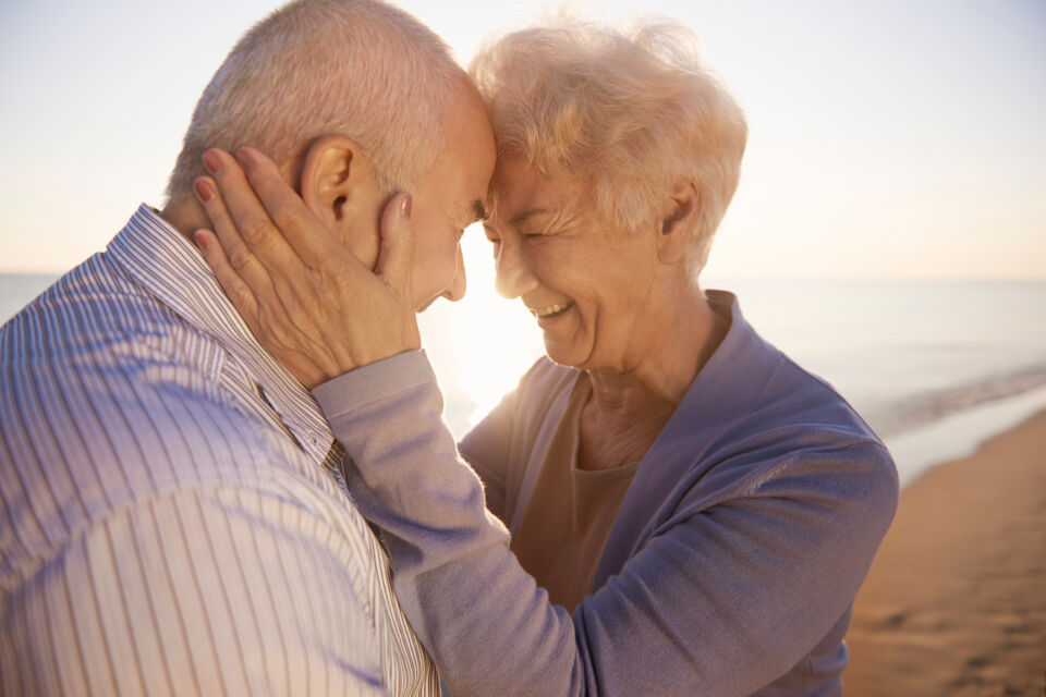 Freepik - photo d’illustration - Les noces de mélèze incarnent 69 ans d'amour indéfectible, une histoire tissée avec la force de cet arbre résilient, reflétant une vie partagée empreinte de dévouement et de complicité.