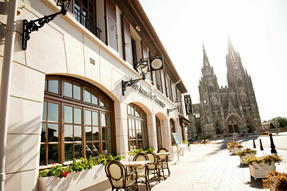 ABC Salles - les Armes de Champagne propose, sur place, un terrain de tennis, un mini-golf, une salle de jeux et une patinoire facilement accessible à seulement 9 km de l’établissement. 