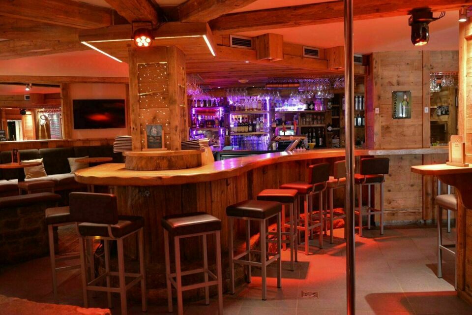 ABC Salles - Le Bachal, bar situé à La Clusaz, en Haute-Savoie propose plusieurs activités à proximité, notamment le patin à glace.