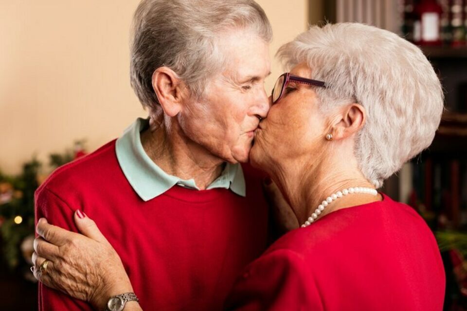 Freepik - Photo d'illustration - Un couple marié, uni depuis 72 ans, partage un tendre baiser, symbolisant l'incroyable parcours d'amour et de complicité qu'ils ont tissé ensemble. Leur étreinte, empreinte d'une affection profonde et durable, est un hommage vivant à leur engagement et à la force de leur union.