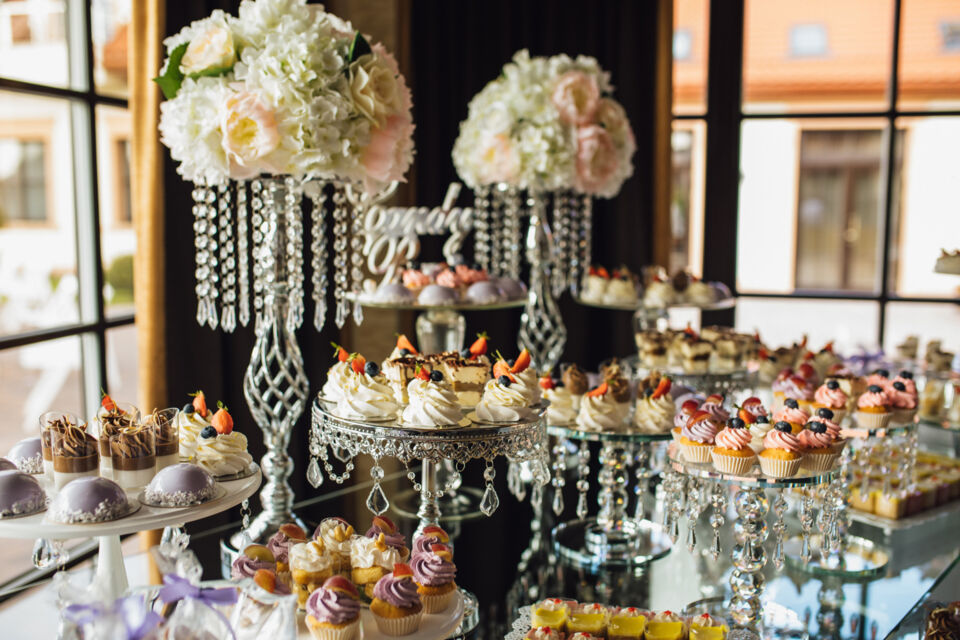 Freepik - Photo d'illustration - Le plaisir des yeux et du palais. Ces animations culinaires qui peuvent faire toute la différence lors des repas de mariage. Présentées en bars sucrés, elles enchantent les papilles et ravissent les bouches de vos invités.