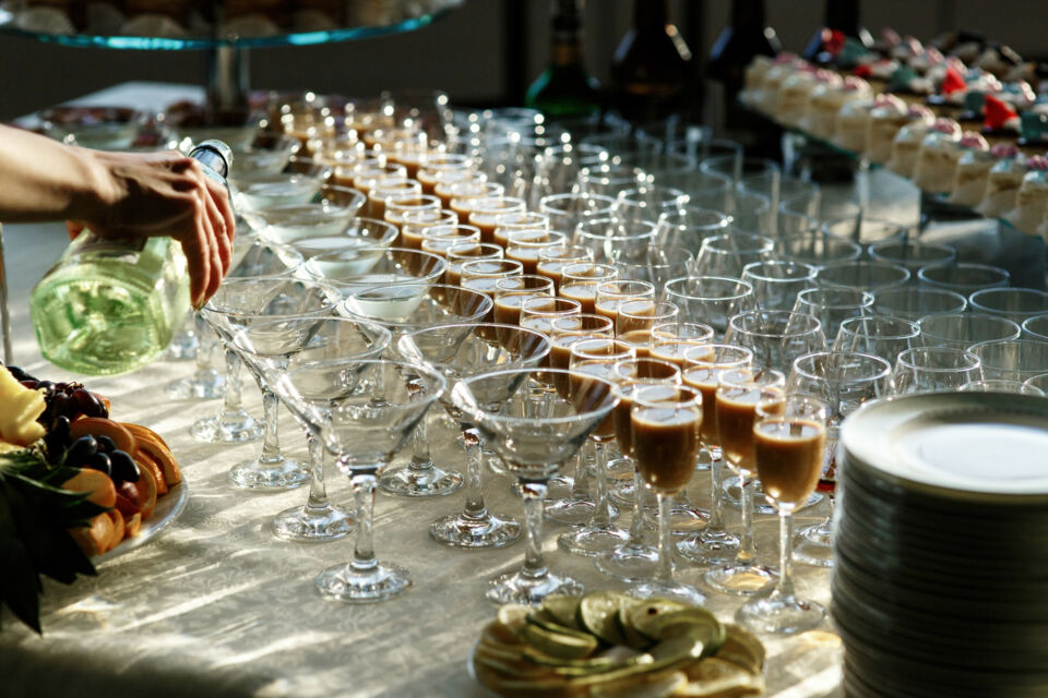 Freepik - Photo d'illustration - Moments de plaisir et de convivialité garantis avec des bars à boisson innovants, parfaits pour rafraîchir et ravir les invités à chaque instant du mariage.