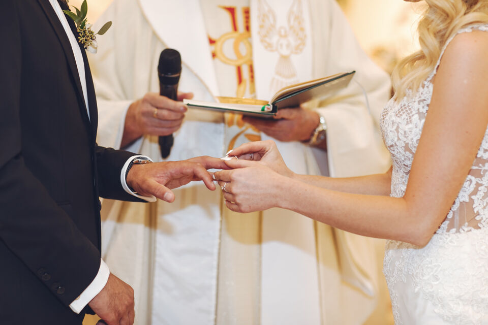Freepik - photo d’illustration - Les 4 piliers fondamentaux du mariage chrétien reposent sur l'amour inconditionnel, la fidélité, la communion spirituelle, et l'engagement envers Dieu, formant une union sacrée basée sur la foi et l'épanouissement mutuel.