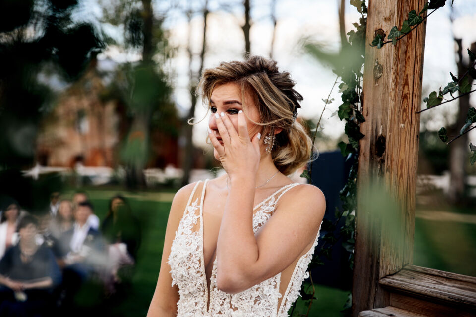 Freepik - Photo d'illustration - Émue, la mariée révèle une tendre vulnérabilité lors du rituel, dédié à honorer un être cher disparu. Un mélange poignant de bonheur et de nostalgie enveloppe ce moment, témoignant de la profondeur des émotions dans cette union imprégnée de souvenirs.