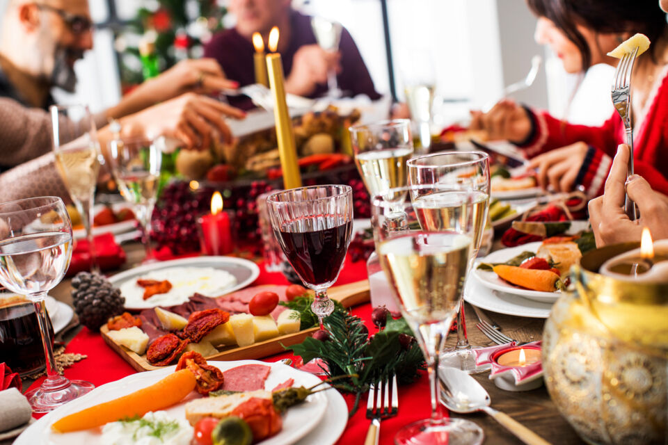 Adobe Stock - Photo d'illustration - À l'approche des fêtes de fin d'année, les excès alimentaires sont fréquents, les Français ayant la propension à succomber à des quantités excessives, comme le souligne une étude de Yougov mettant en évidence le gaspillage alimentaire lors de ces célébrations.
