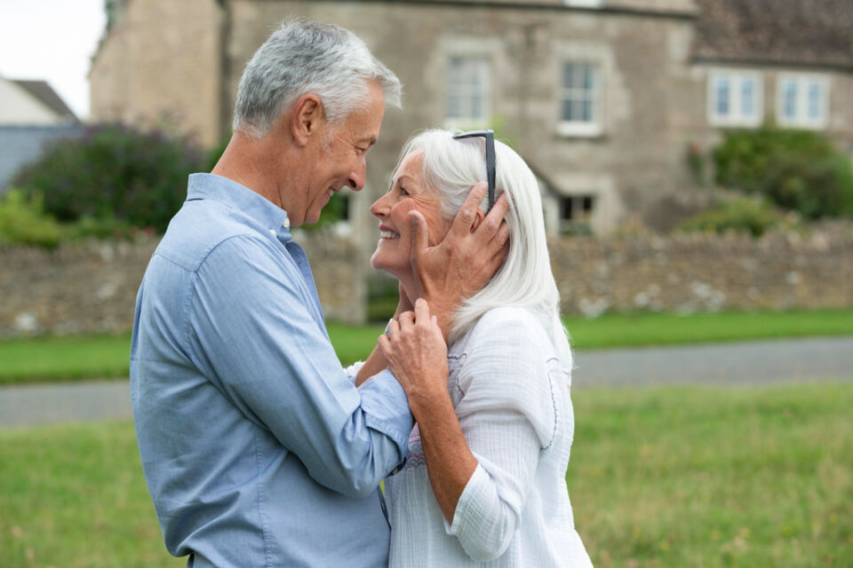 Freepik - Photo d'illustration - 77 ans de tendresse, d'amour et de complicité se lisent dans leurs regards. Les noces de silice, un anniversaire de mariage exceptionnel que peu de couples ont la chance de pouvoir fêter.