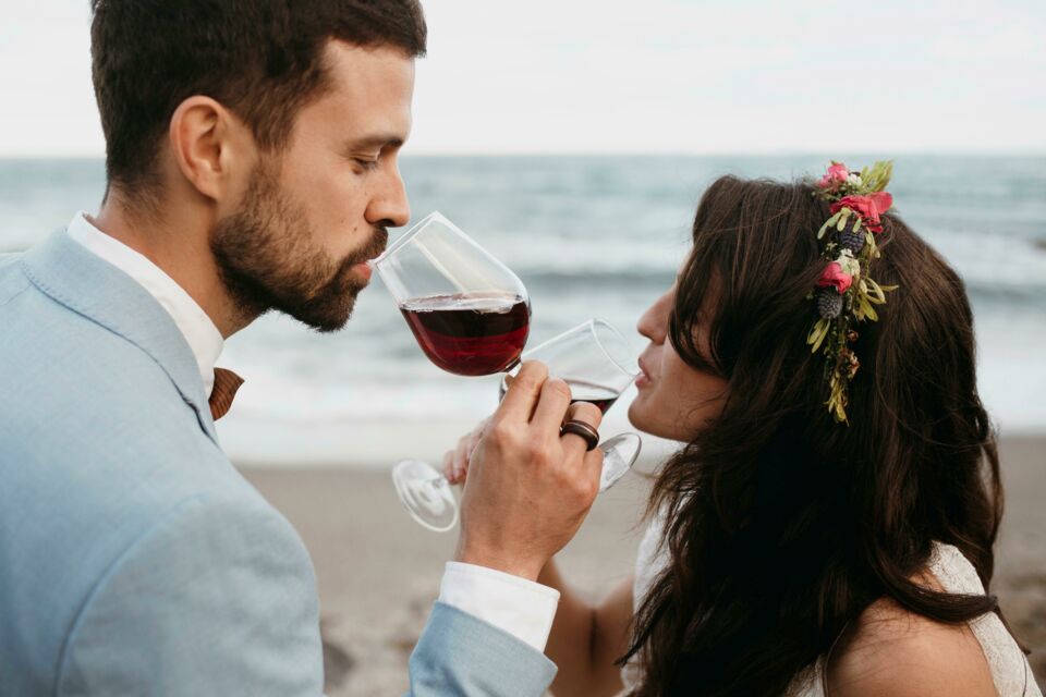 <br>Freepik - Photo d'illustration - Dans une cérémonie laïque, le rituel du vin symbolise l'union, chaque partenaire versant une partie du vin dans une coupe la buvant ensemble pour témoigner leur engagement mutuel.