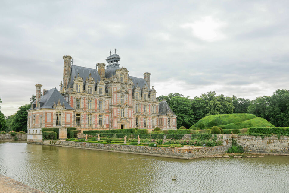 ABC Salles - Le Château de Beaumesnil vous ouvre ses portes dans un cadre unique et chargé d'histoire, offrant un espace adapté à des événements de 6 à 500 personnes.