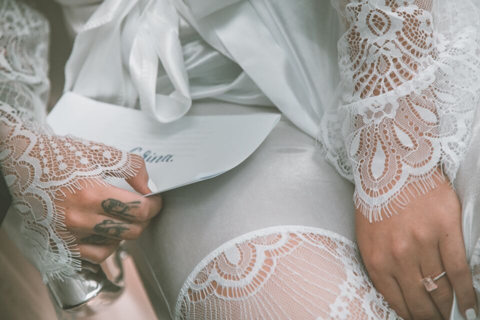 Pexels - Photo d'illustration - L'échange de lettres dans le cadre d'un mariage laïc est un moment suspendu et empreint de romantisme.