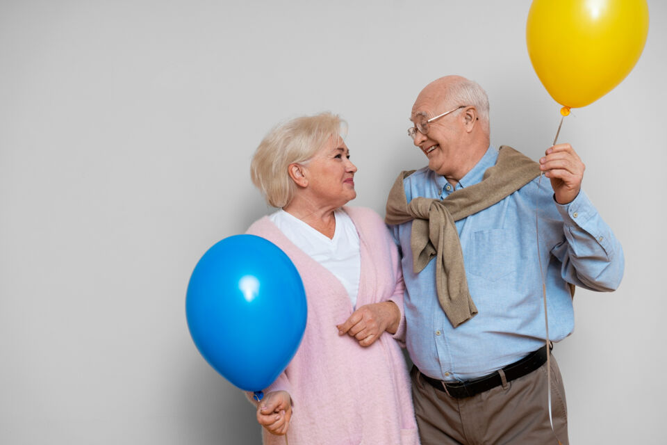 Freepik - Photo d'illustration - Un couple fête ses noces de psilocybe en affichant une grande tendresse et une complicité sans faille. Un anniversaire de mariage que peu de personnes ont le privilège de pouvoir célébrer.