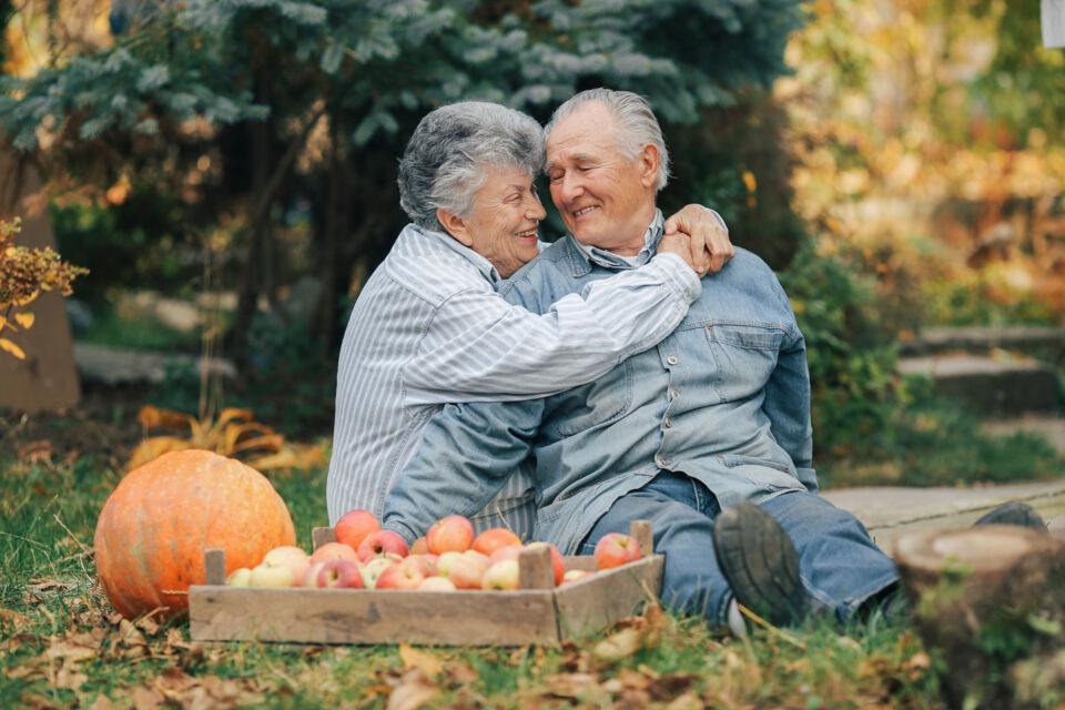 Freepik - Photo d'illustration - Ce charmant couple profite de leur potager pour cueillir des fruits ensemble par une belle journée d'automne. Sans doute un rappel à leur premier anniversaire de mariage qui date déjà de plus de 9 décennies. 91 ans d'union à célébrer dignement.