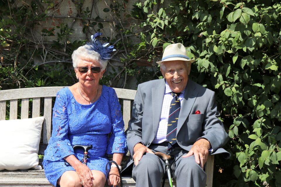 Pexels - Photo d'illustration - Un couple rayonnant, célébrant 90 ans d'amour indéfectible. Leur union, tissée d'éclats de rire, de complicité et de souvenirs, incarne une véritable épopée d'amour, symbolisée par le granit.