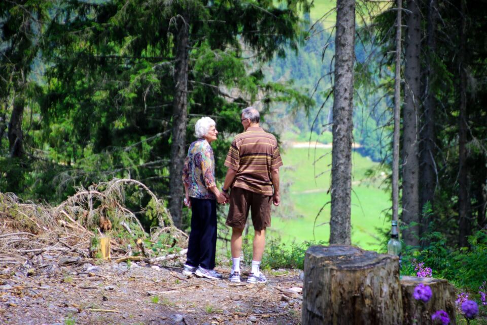 Freepik - photo d'illustration - Un mariage qui dure depuis 92 ans est marqué par la célébration des noces de lys.