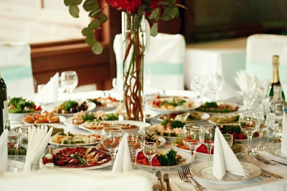 Freepik - Photo d'illustration - Qu'est-ce qu'une réception de mariage sans repas ? L'âme d'une fête se retrouve aussi autour d'un bon repas, entouré de ses invités et de sa famille. Ainsi, chaque table de mariage reflète par ce qu'elle propose les traditions d'une communauté en particulier.