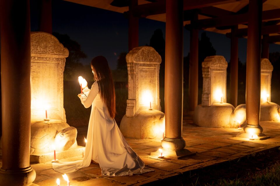 Pexels - Photo d'illustration - Une jeune mariée brûlant ses peurs lors du rituel du feu pratiqué dans le cadre de son mariage.
